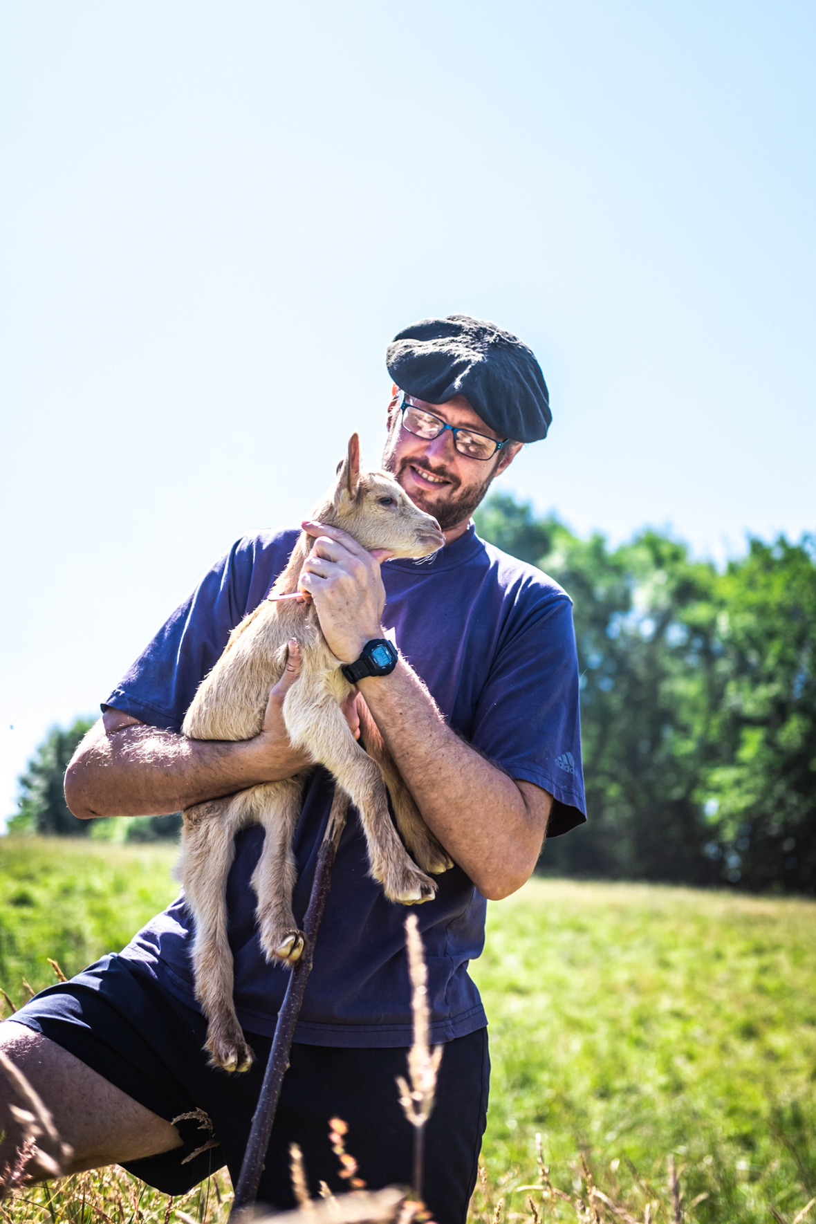 Photo d'un producteur avec un animal