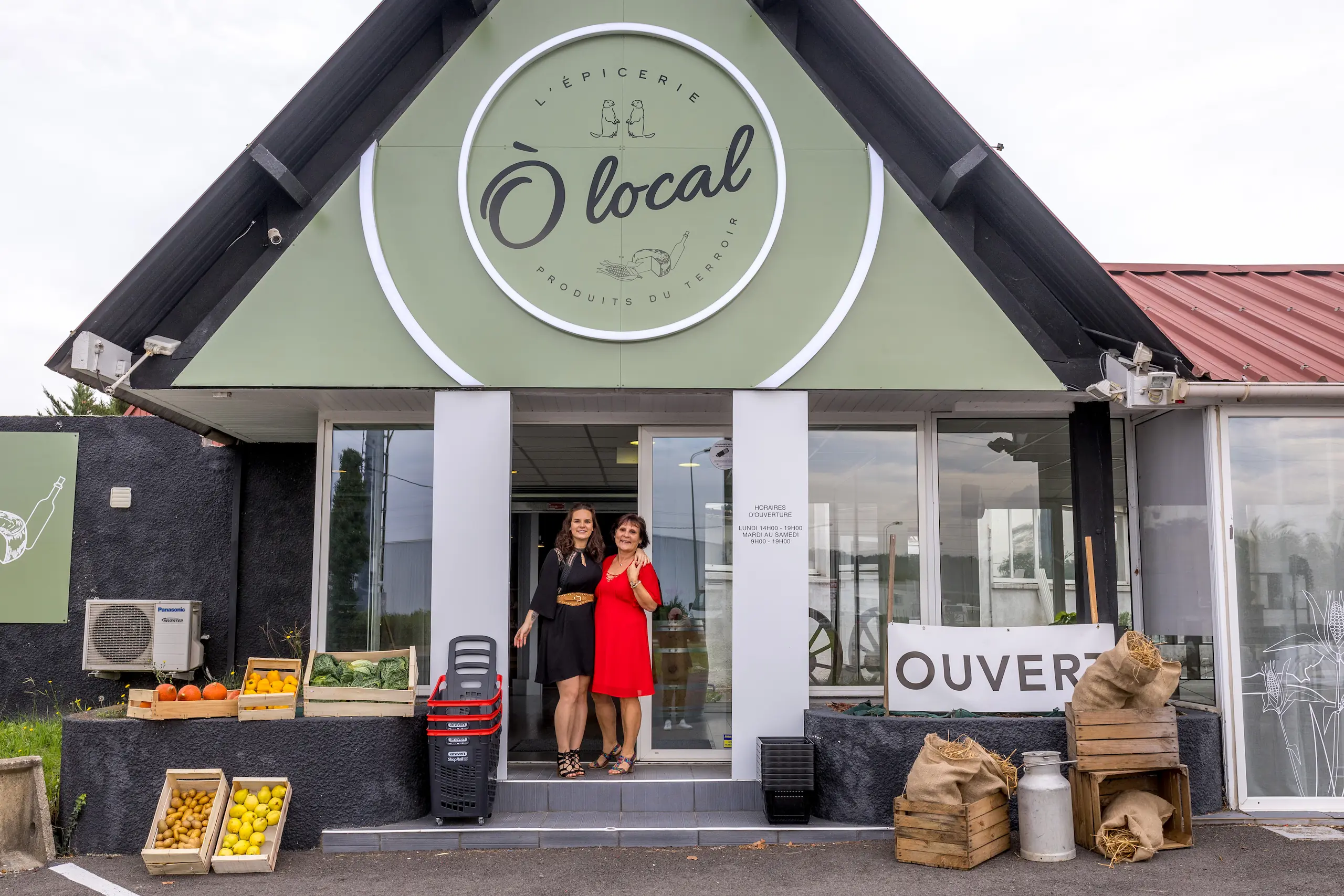 Photo de la devanture du magasin avec Laurie et Domie.