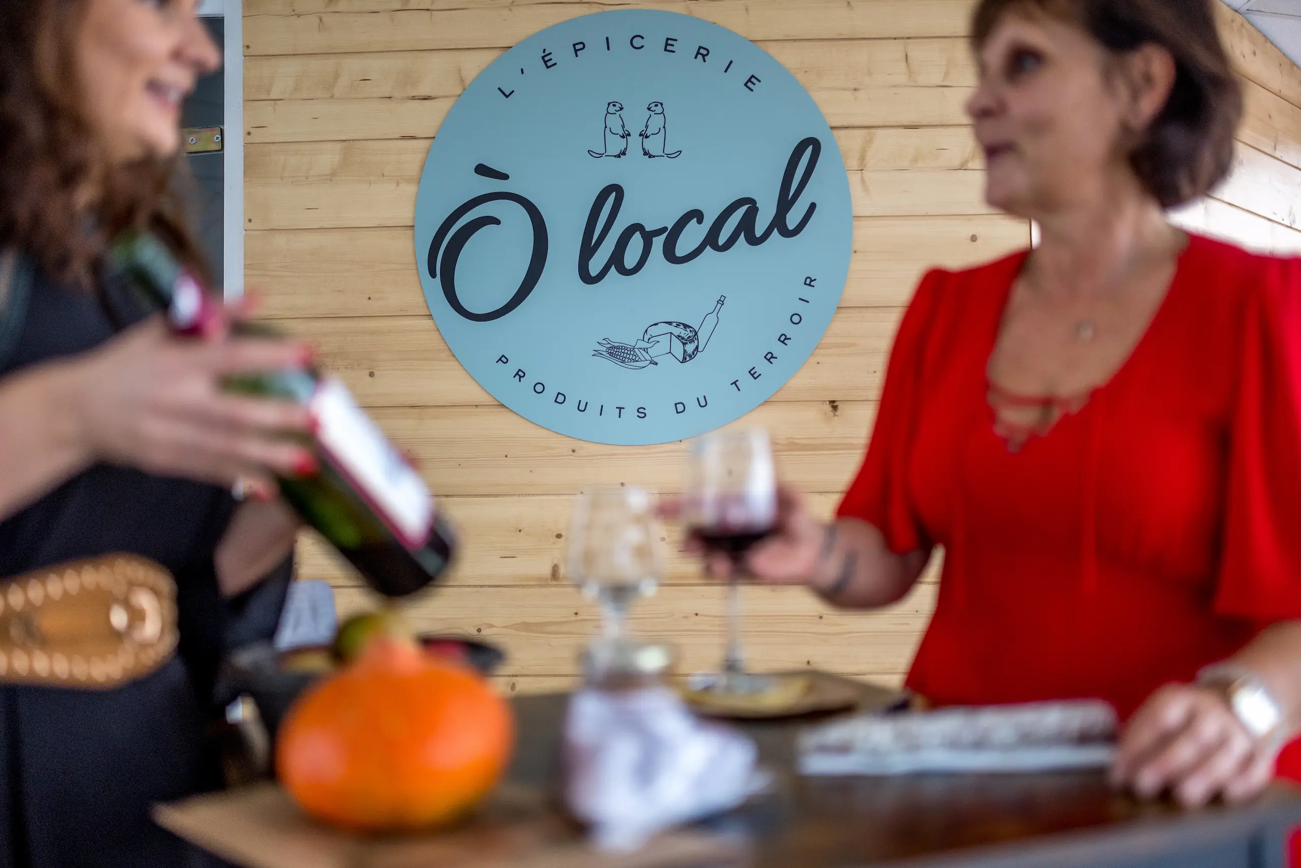 Photo de Laurie et Domie en pleine dégustation de produits de terroir.